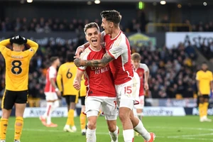 Arsenal săn kỷ lục và chiếm ngôi đầu bảng xếp hạng Premier League