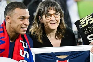Mẹ của tiền đạo Mbappe đòi nợ PSG 
