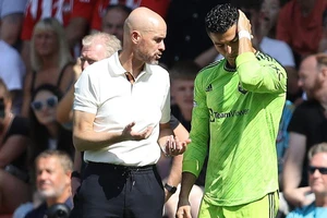 HLV Ten Hag bị ví von là giáo viên tiểu học, không thể quản lý Ronaldo