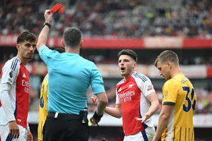 Mổ xẻ chiếc thẻ đỏ nghiệt ngã của Declan Rice