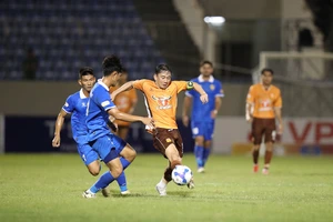 Cờ trong tay đội bóng phố núi