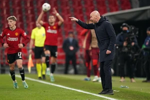 HLV Ten Hag đang bị Man United bỏ rơi