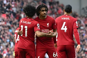 Liverpool giữ chân Virgil van Dijk, Salah im lặng, Arnold muốn về Real