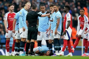 Khi các ngôi sao bóng đá kiệt sức và chấn thương…