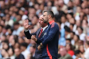 Ruud van Nistelrooy tiết lộ cuộc gọi của HLV Ten Hag và khả năng tiếp quản MU