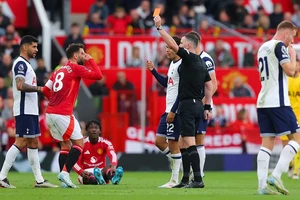 Lý giải việc đội trưởng Man United được hủy thẻ đỏ