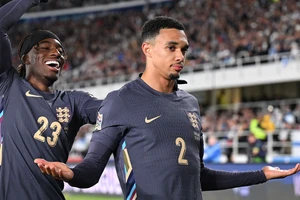 Grealish mất tiền sau cú sút phạt tuyệt đẹp của Arnold