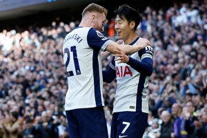 Tottenham thừa thắng xông lên vùi dập Alkmaar