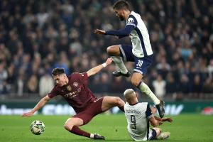 Tottenham và Aston Villa dễ hòa trong cơn mưa gôn