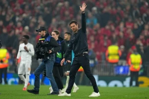 HLV Xabi Alonso đau đớn ở Anfield