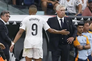 HLV Carlo Ancelotti đau đầu với Mbappe và đồng đội 