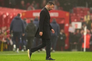 Man United tàn nhẫn sa thải Ruud van Nistelrooy