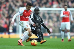 Arsenal cần bỏ Sterling để mang về tiền vệ Kante