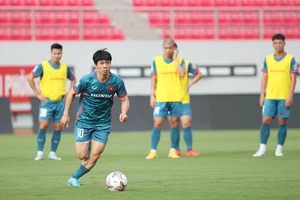 Công Phượng lại ghi bàn, HLV Kim Sang-sik vẫn ngó lơ