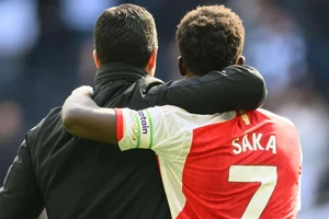 HLV Mikel Arteta bênh vực Saka trốn không lên tuyển Anh 