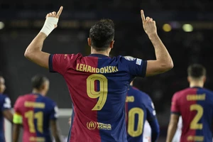 Tiền đạo Lewandowski đuổi theo kỷ lục của Messi và Ronaldo