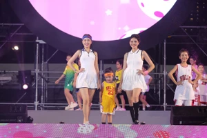 Người dân đội mưa thưởng thức khai mạc Lễ hội golf Việt Nam - Nha Trang 2024