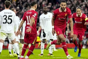 Huyền thoại Pháp tấn công tiền đạo Salah