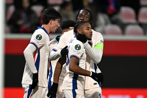 Chủ nhà Chelsea gây đau khổ cho Aston Villa