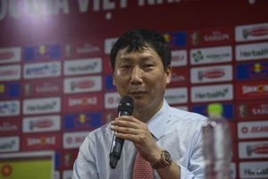 HLV Kim Sang-sik cảnh giác chủ nhà Lào