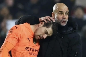 HLV Pep Guardiola nổi cáu và hành động kỳ quặc