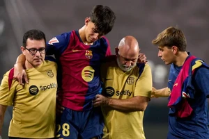 Hoãn trận đấu giữa Barcelona và Osasuna khi một bác sĩ đột ngột qua đời