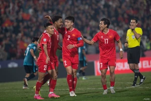 HLV Kim Sang-sik tính đường xa cho tuyển Việt Nam