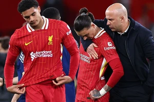 HLV Arne Slot sốc nặng khi Liverpool gục ngã tại Anfield