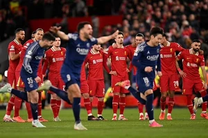 PSG châm lửa đốt cháy thành Anfield