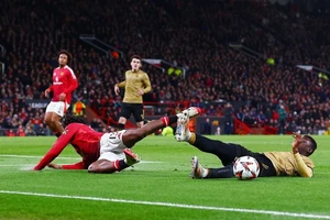 Kỳ lạ sao Man United từ chối hưởng phạt đền