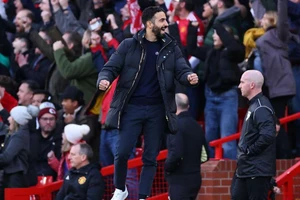 Cổ động viên Manchester United gay gắt phản ứng CLB