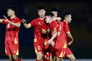 HLV Kim Sang-sik thay người sai lầm, tuyển Việt Nam trả giá