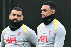 Liverpool giữ chân Salah bằng hợp đồng 'khủng', Arnold gây sốc