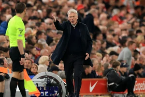 HLV David Moyes và Arne Slot đều nổi giận với trọng tài