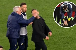 Mourinho gây sốc khi... véo mũi đồng nghiệp ở Galatasaray 