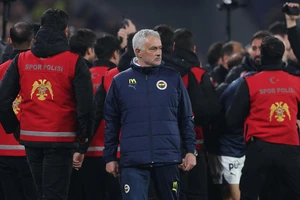 Bị tố cáo tấn công đồng nghiệp, CLB Fenerbahce bênh vực Mourinho