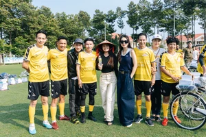 Tài tử Lý Hải cùng các cựu tuyển thủ Việt Nam đá bóng, tặng quà cho học sinh nghèo vượt khó