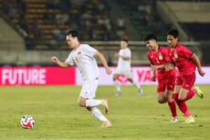 HLV Kim Sang-sik nhận tin vui, Malaysia bị chê bai