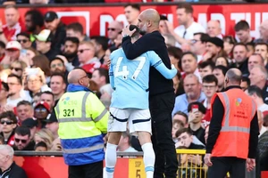 HLV Pep Guardiola giận dữ chỉ trích fans Manchester United