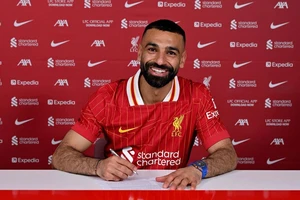 Salah chính thức đặt bút ký hợp đồng mới với Liverpool