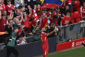 Tháo chạy khỏi sân Anfield sau khi Liverpool vô địch Premier League