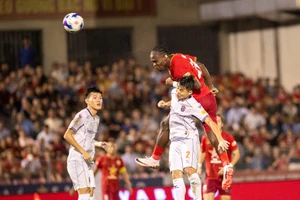 B. Bình Dương thảm bại và chung kết sớm ở vòng 21 V-League