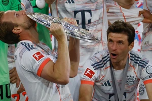 Ngọt ngào chức vô địch ngập trong bia của đội trưởng tuyển Anh