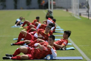 Đình Trọng trở lại và hàng thủ cứng cựa của HLV Kim Sang-sik