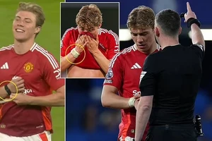 Hojlund bị mỉa mai 'chết cười' khi đeo đồng hồ thi đấu