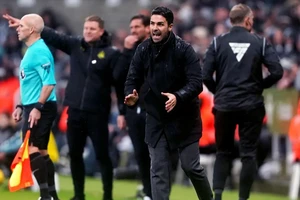 HLV Mikel Arteta và màn trừ tà khốn khổ của Arsenal