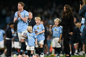 HLV Guardiola rơi nước mắt khi chia tay Kevin De Bruyne