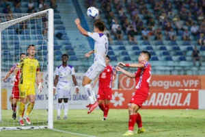 Tuấn Hải chấn thương, HLV Kim Sang-sik vẫn ngó lơ Công Phượng 