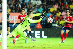 Thủ môn Nguyễn Filip xin lỗi người hâm mộ