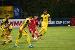 Thầy trò HLV Kim Sang-sik vượt khó ở Bukit Jalil